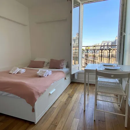 New 457 Chaplin- Cosy Center Apartment