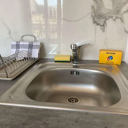 New 457 Chaplin- Cosy Center Apartment *
