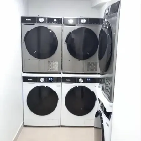 New 457 Chaplin- Cosy Center Apartment