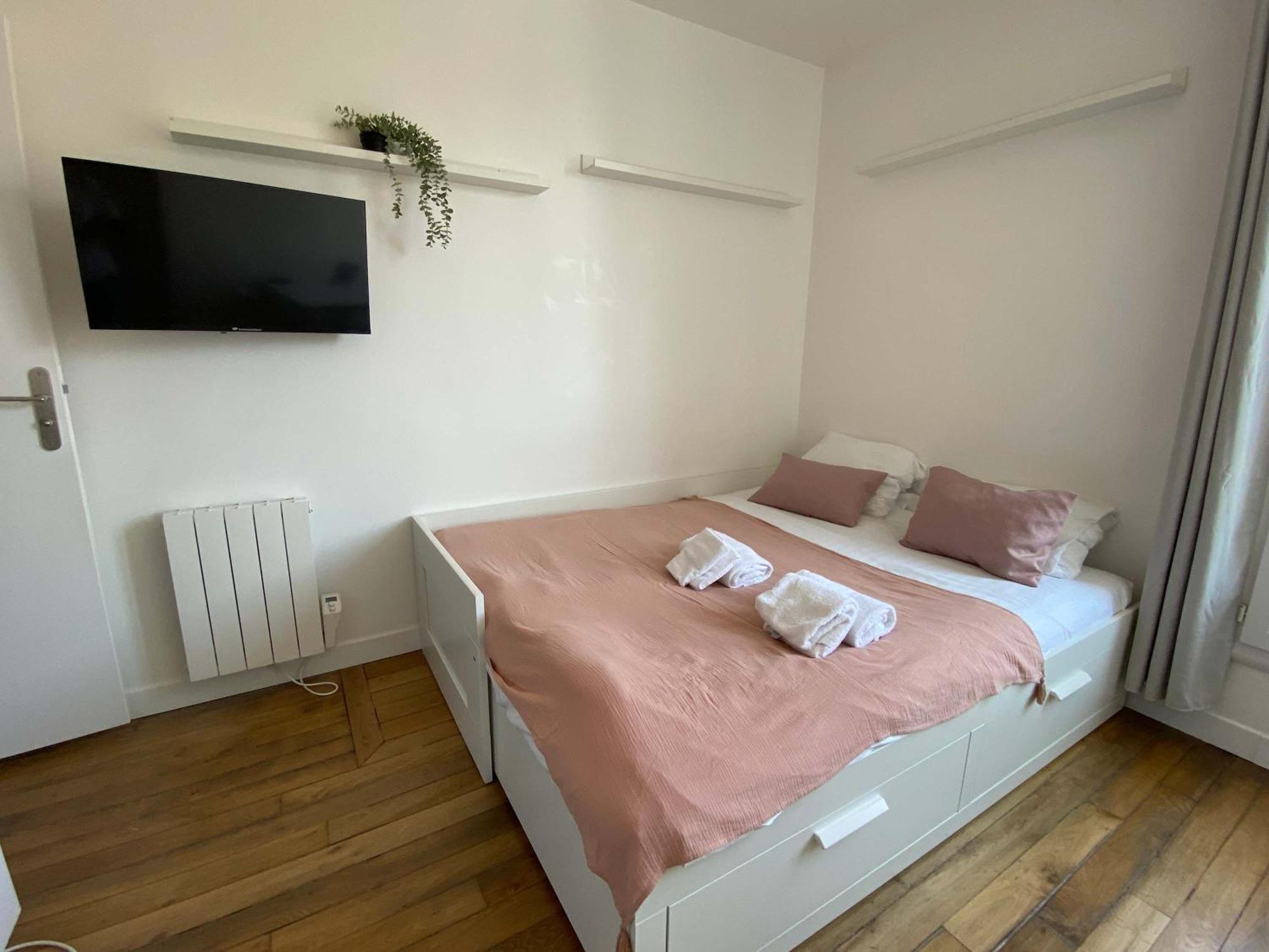 New 457 Chaplin- Cosy Center