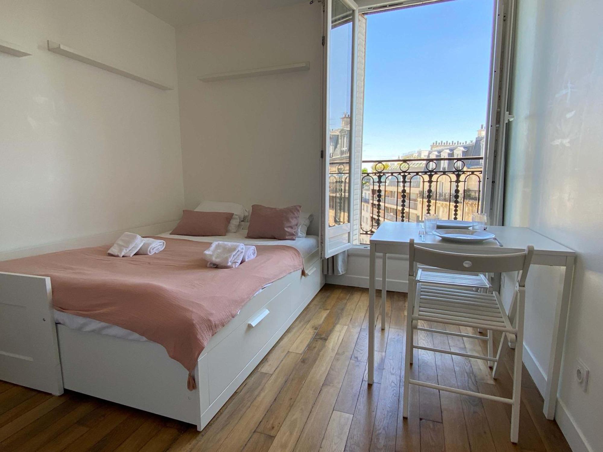 New 457 Chaplin- Cosy Center Apartment