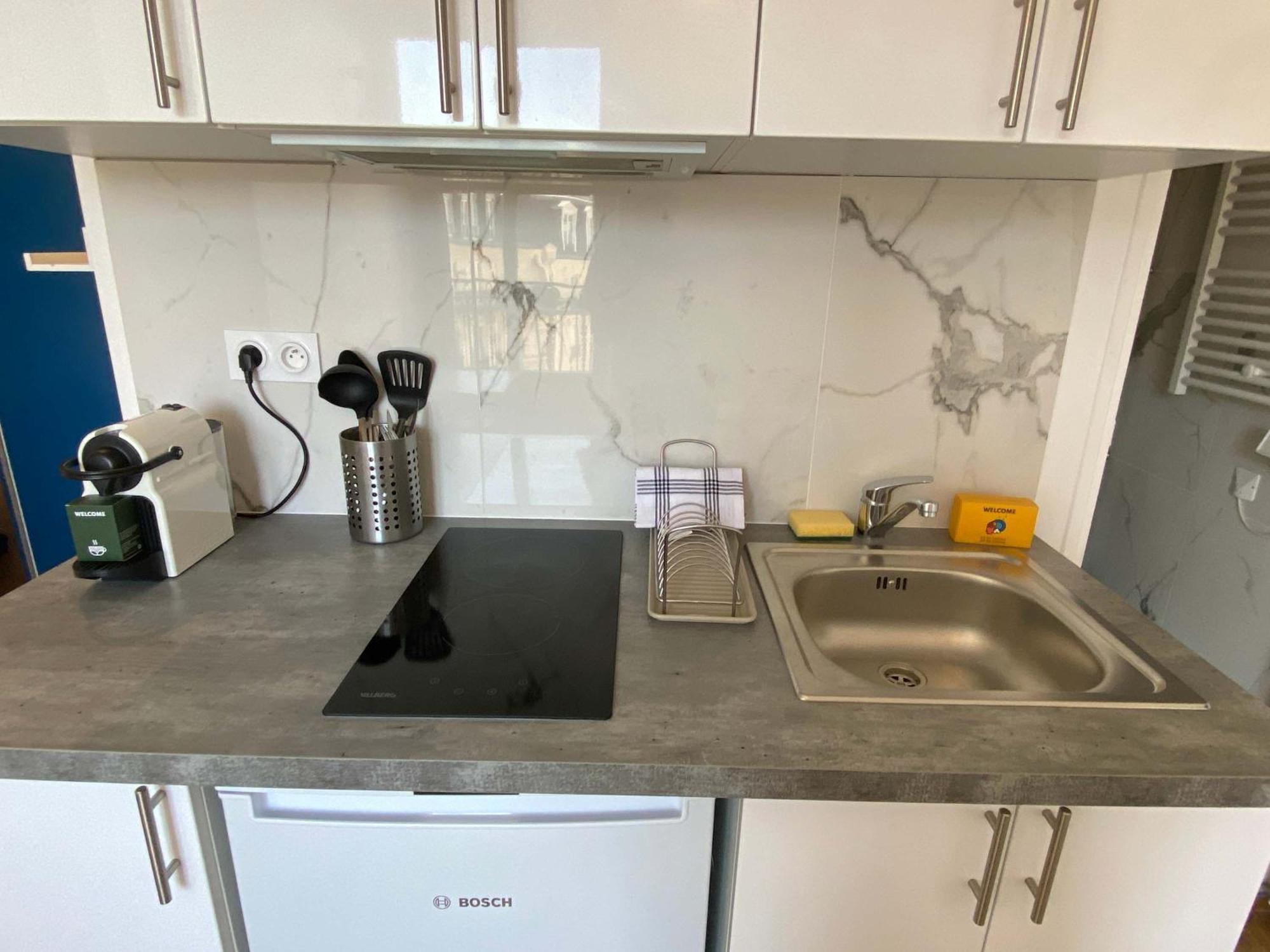 New 457 Chaplin- Cosy Center Apartment