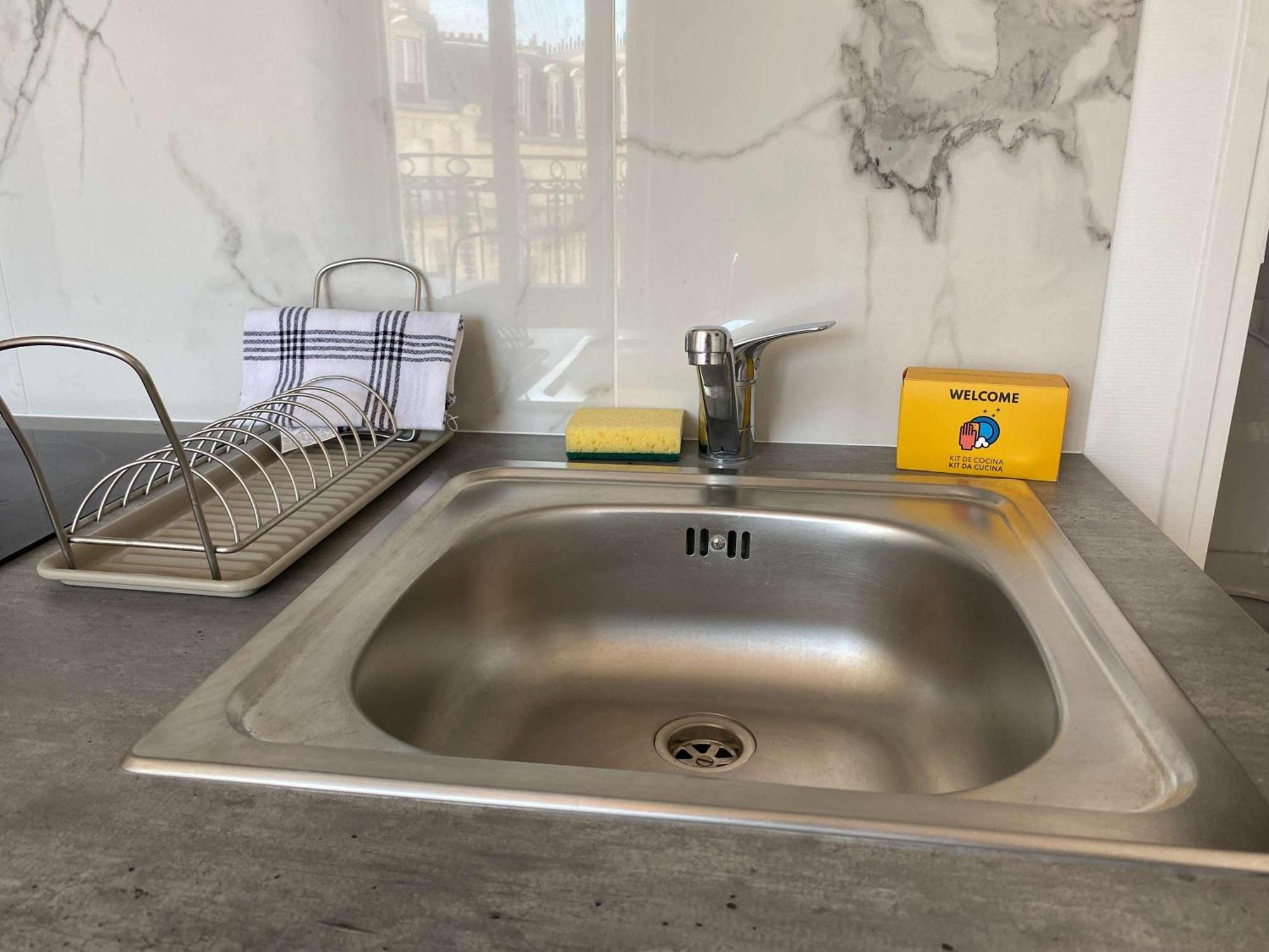 New 457 Chaplin- Cosy Center Apartment *