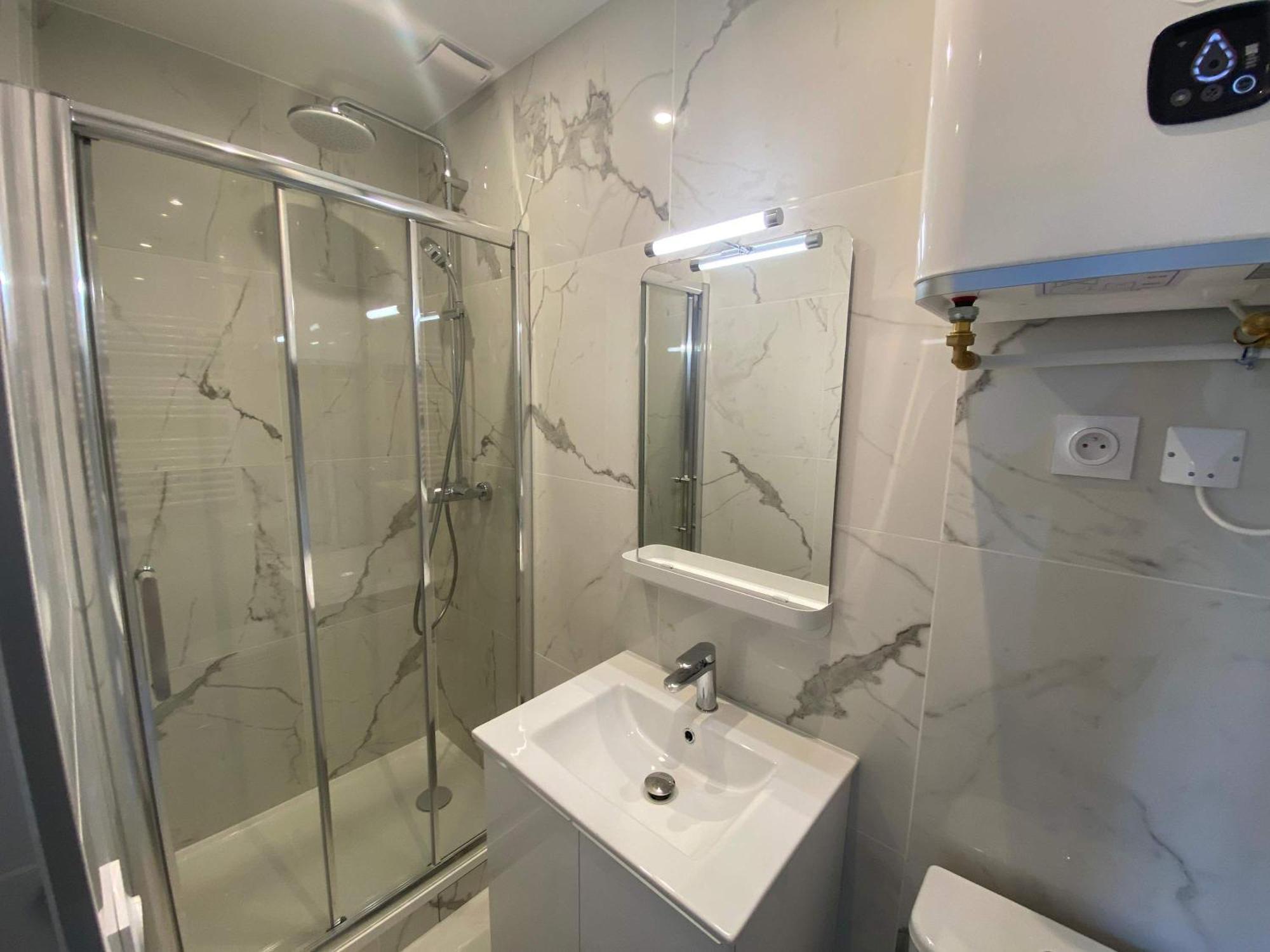 New 457 Chaplin- Cosy Center *