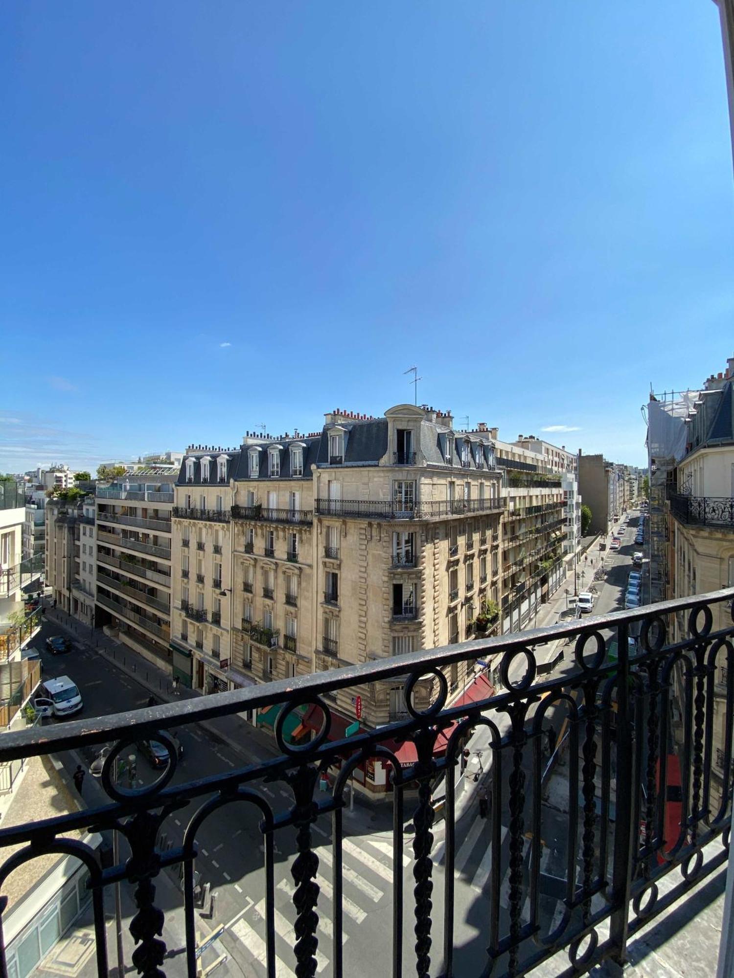 Apartment New 457 Chaplin- Cosy Center *