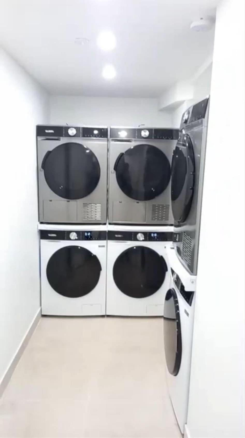 New 457 Chaplin- Cosy Center Apartment